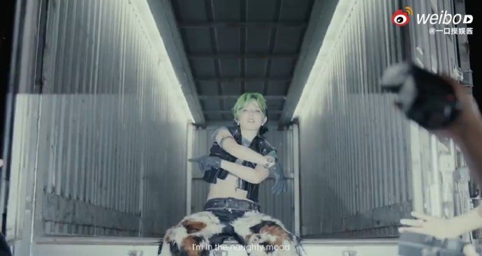 李斯丹妮封闭货车里跳舞 李斯丹妮真的太会整活了！在封闭货车里跳舞，这场景设定就很