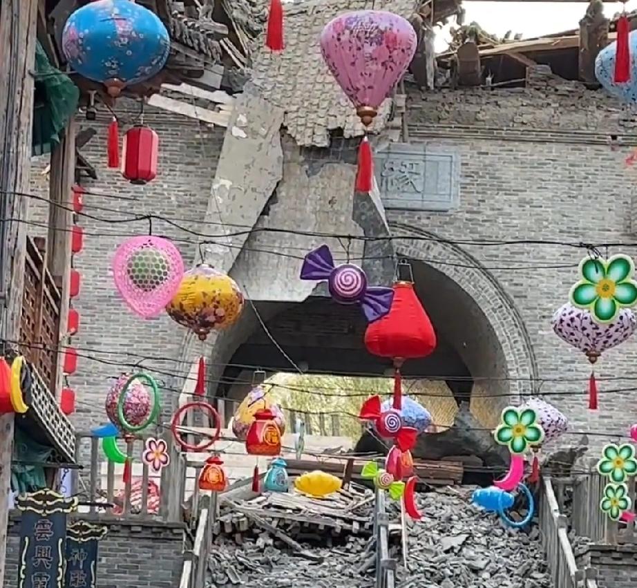 11月27日，河北石家庄龙泉古镇突发意外，大门上方楼阁竟毫无征兆地垮塌，现场画面