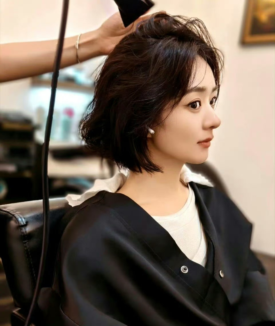 怎么感觉赵丽颖剪了短发之后变老了？ ​​​