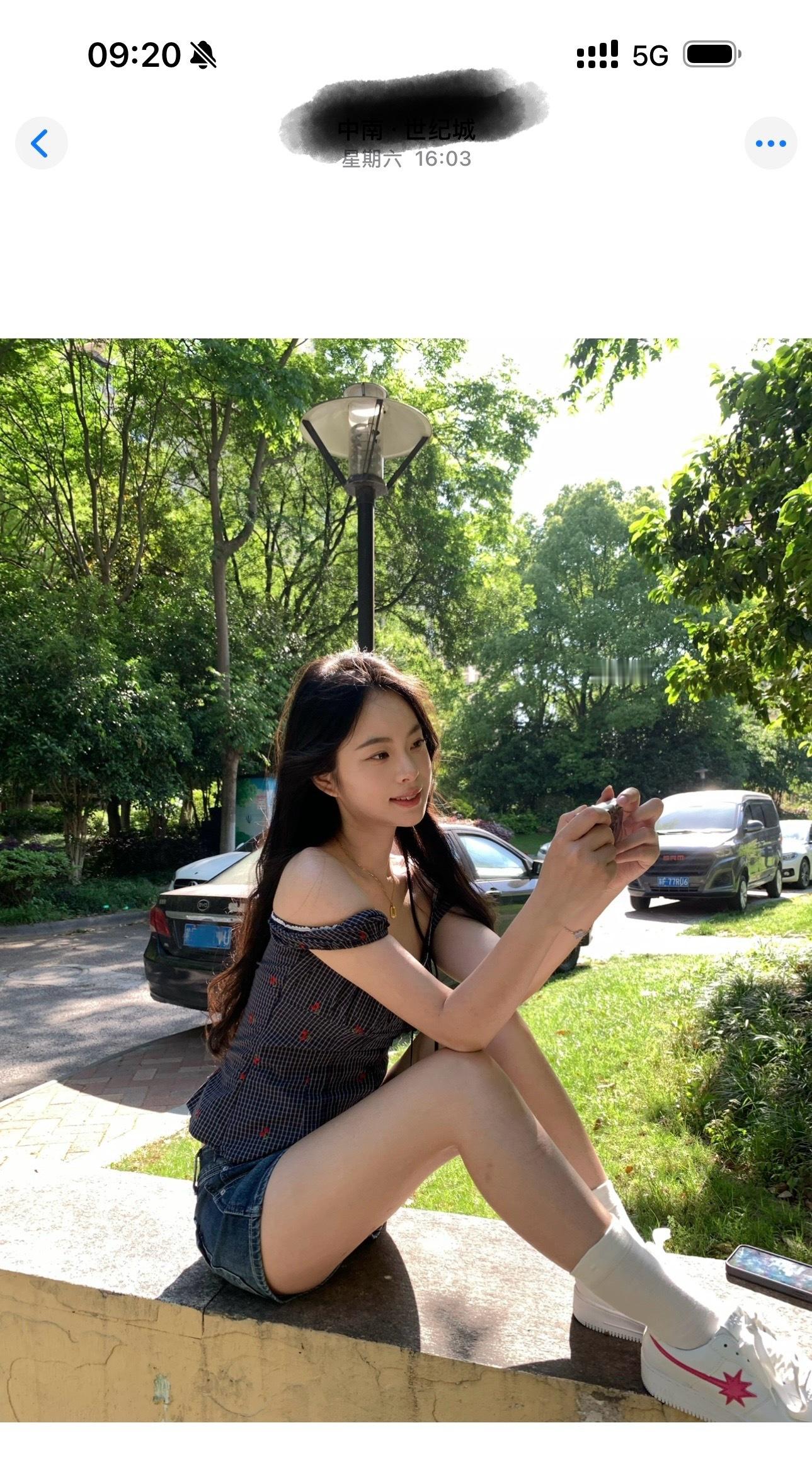 而且我今天好像又得穿这个，因为我没带别的鞋子回老家！粉色匡威也不搭我今天想穿的衣