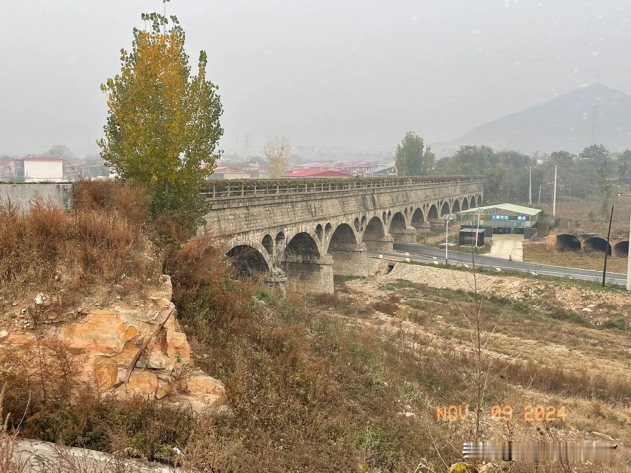 今天本来想去爬山，结果遛了一圈，才发现已经封山了，严禁上山。据值班人员说是11月