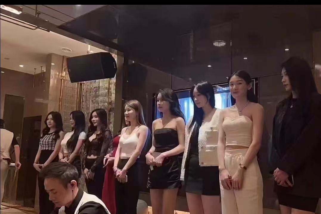 KTV公主没活干，

中年男人集体消失，

他们到底去哪了。

最近老刷到KTV