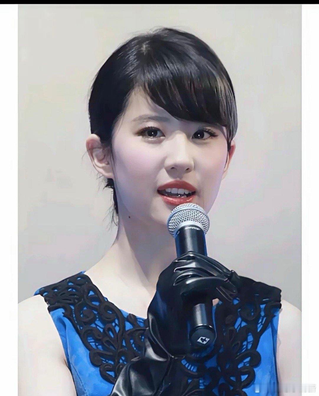 果然谁有刘海谁土，连刘亦菲这样的小仙女都驾驭不了刘海，刘海一秒气质全无。 ​​​