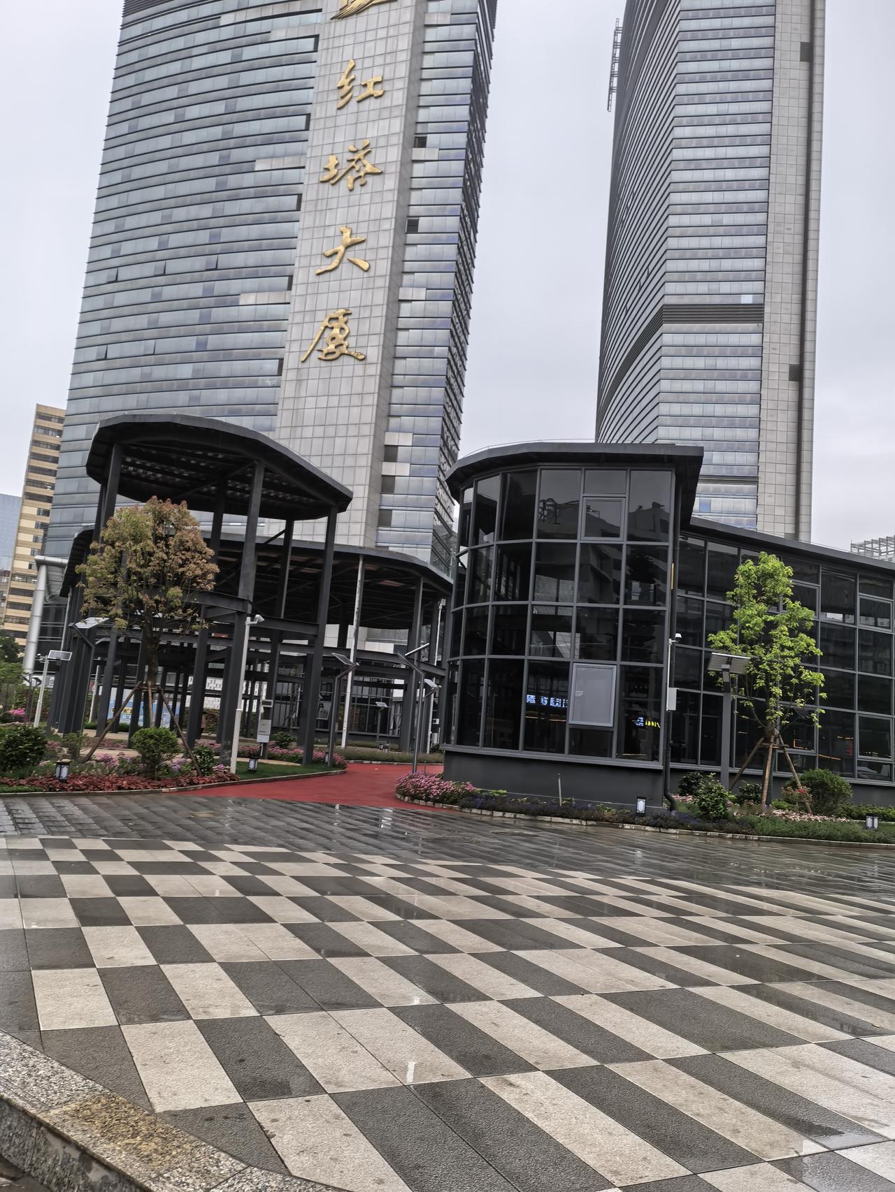 北京路与永康路这里，佳华广场酒店门口，这个十多亩地的地方。曾经是要规划建一幢两百