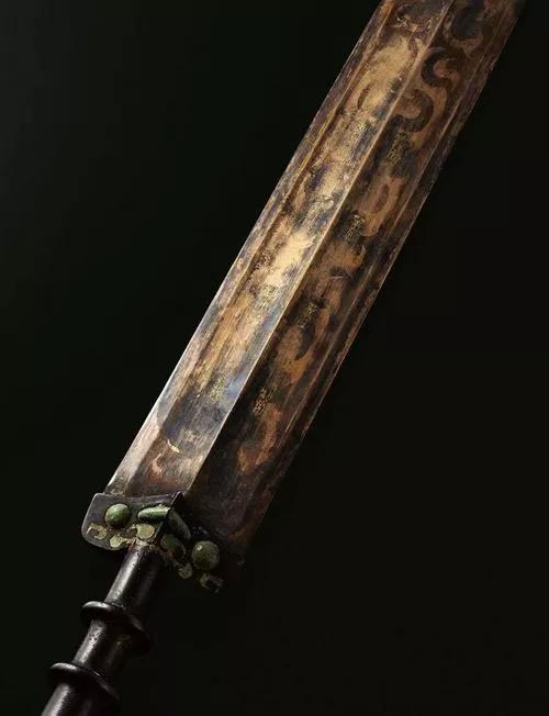 1955年，苏州市园林局把虎丘剑池的水抽干，清理完淤泥后，在池底发现了一个洞穴。