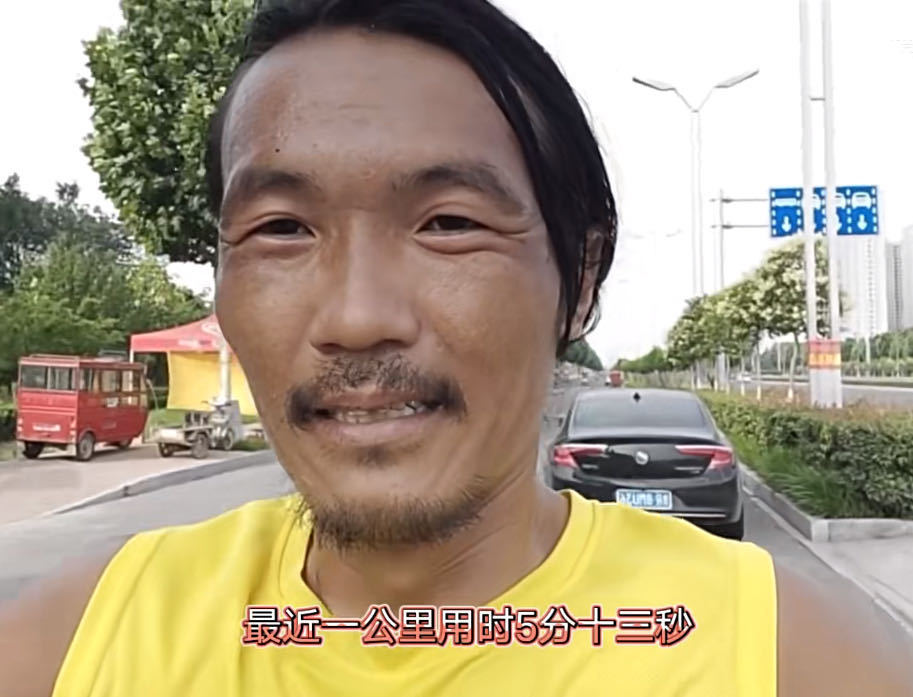 从专业角度来看，这男子的锻炼方式值得我们研究，实则蕴含着科学的健身原理，男子能坚