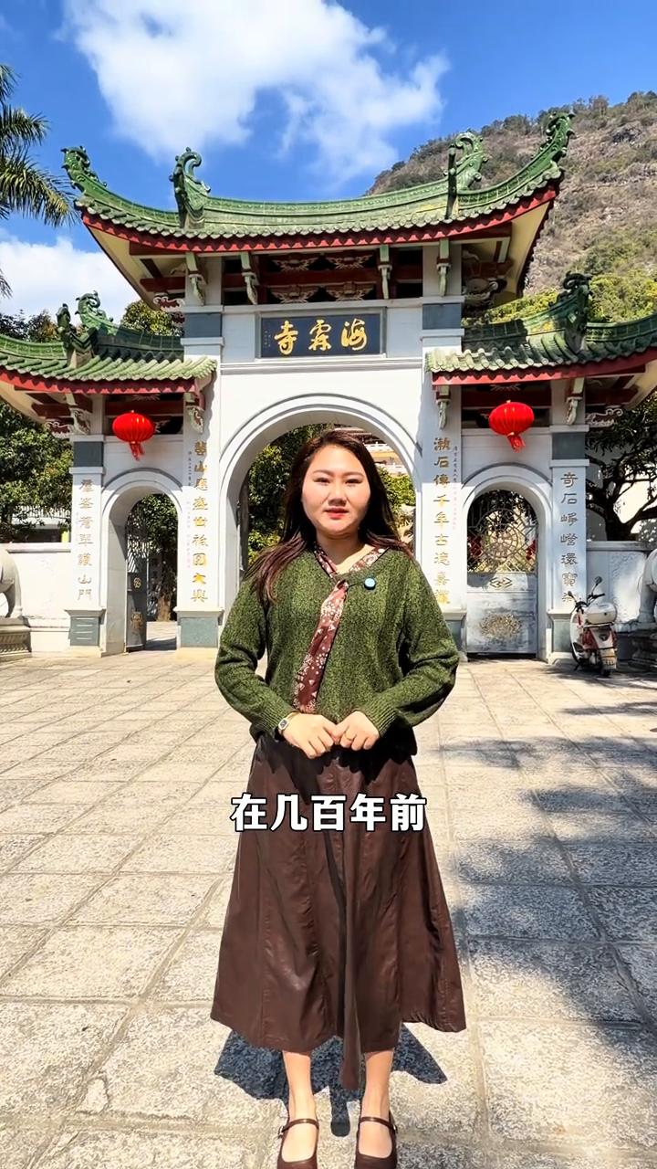 海霖寺为纪念古人而建。
我身后这个古刹几百年前可不是为了风景而建的，而是为了纪念