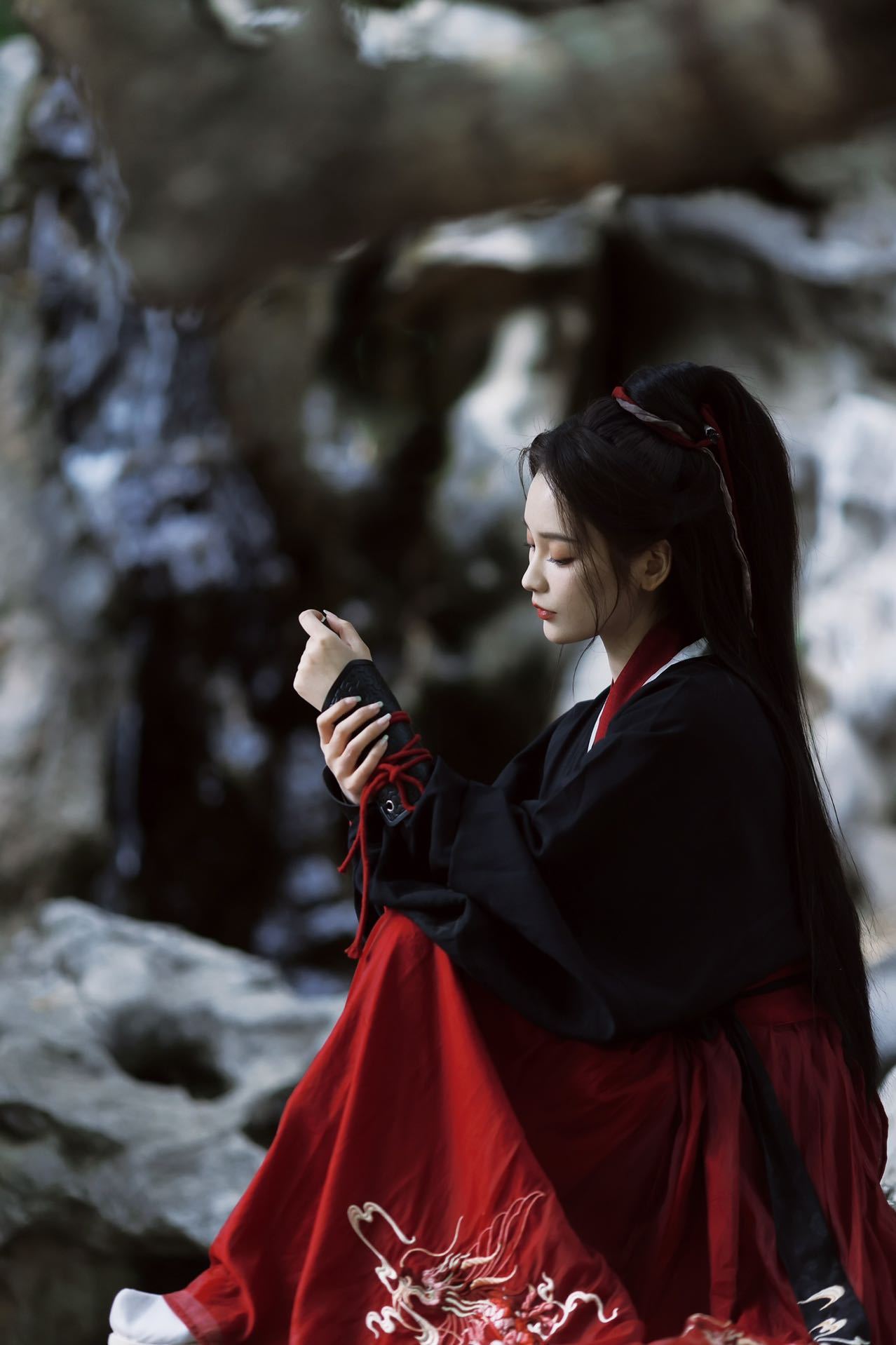 #王一菲古风侠女战损写真# 这两天看《长月烬明》给我看上头了，尤其是王一菲饰演的