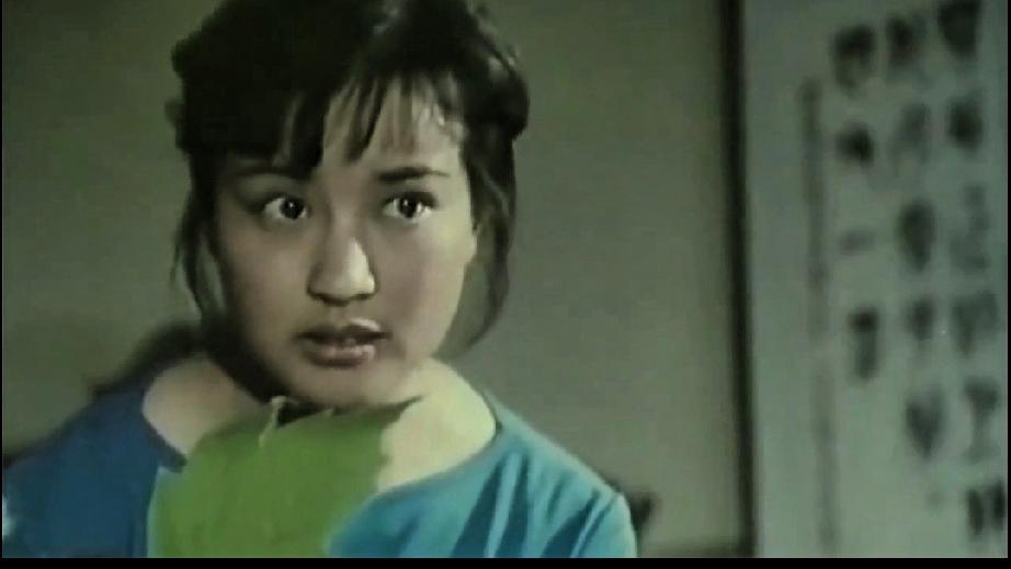这是1981年北京电影制片厂拍摄的老电影《潜网》，刘晓庆扮演女主角罗弦，她在剧中