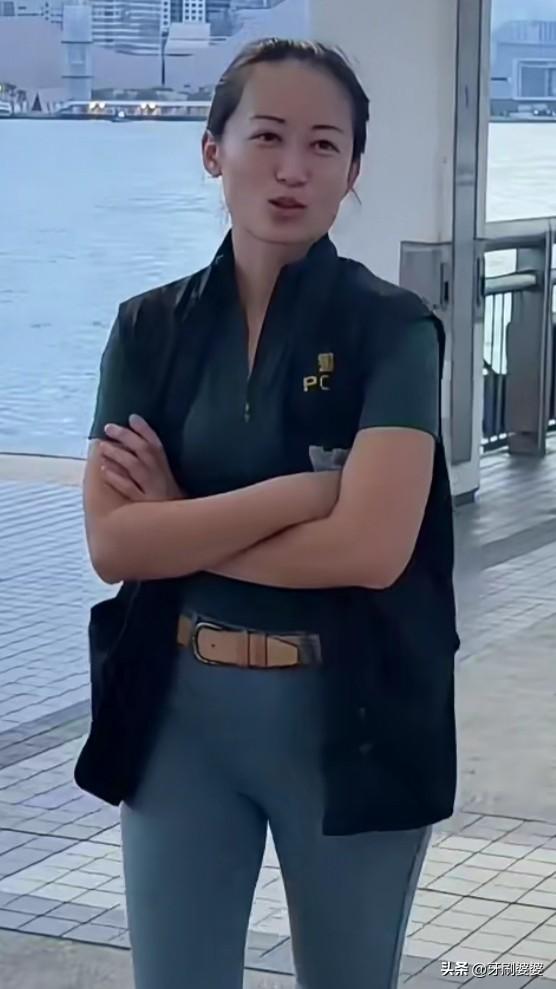 第一次看到香港执勤的便衣 Madam，笑容温暖，亲和力满满。
