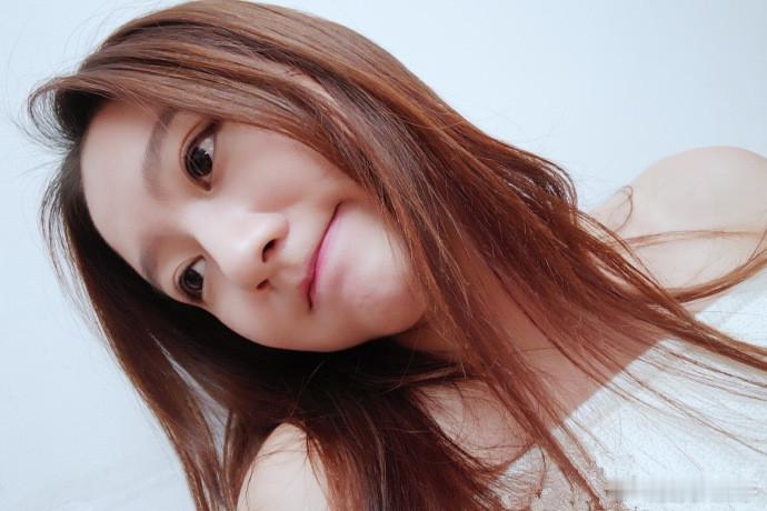 昨天爸爸给我打电话，说你没有前两年那么活泼爱说话了。我说没有呀，可能是更沉稳了吧