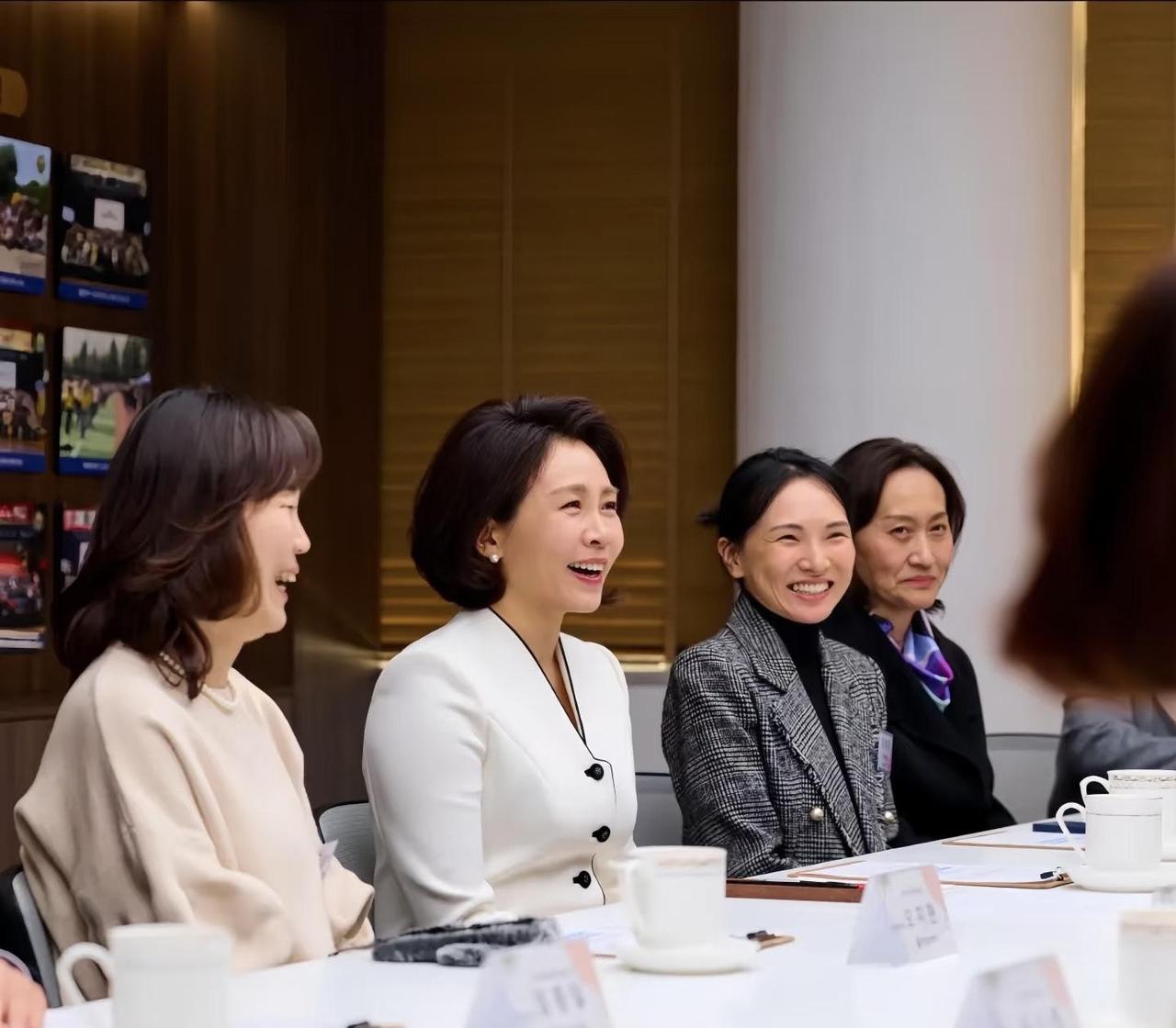 难怪59岁的金慧景那么有气质不查不知道一查就懂了，原来金慧景夫人毕业于淑明女子大