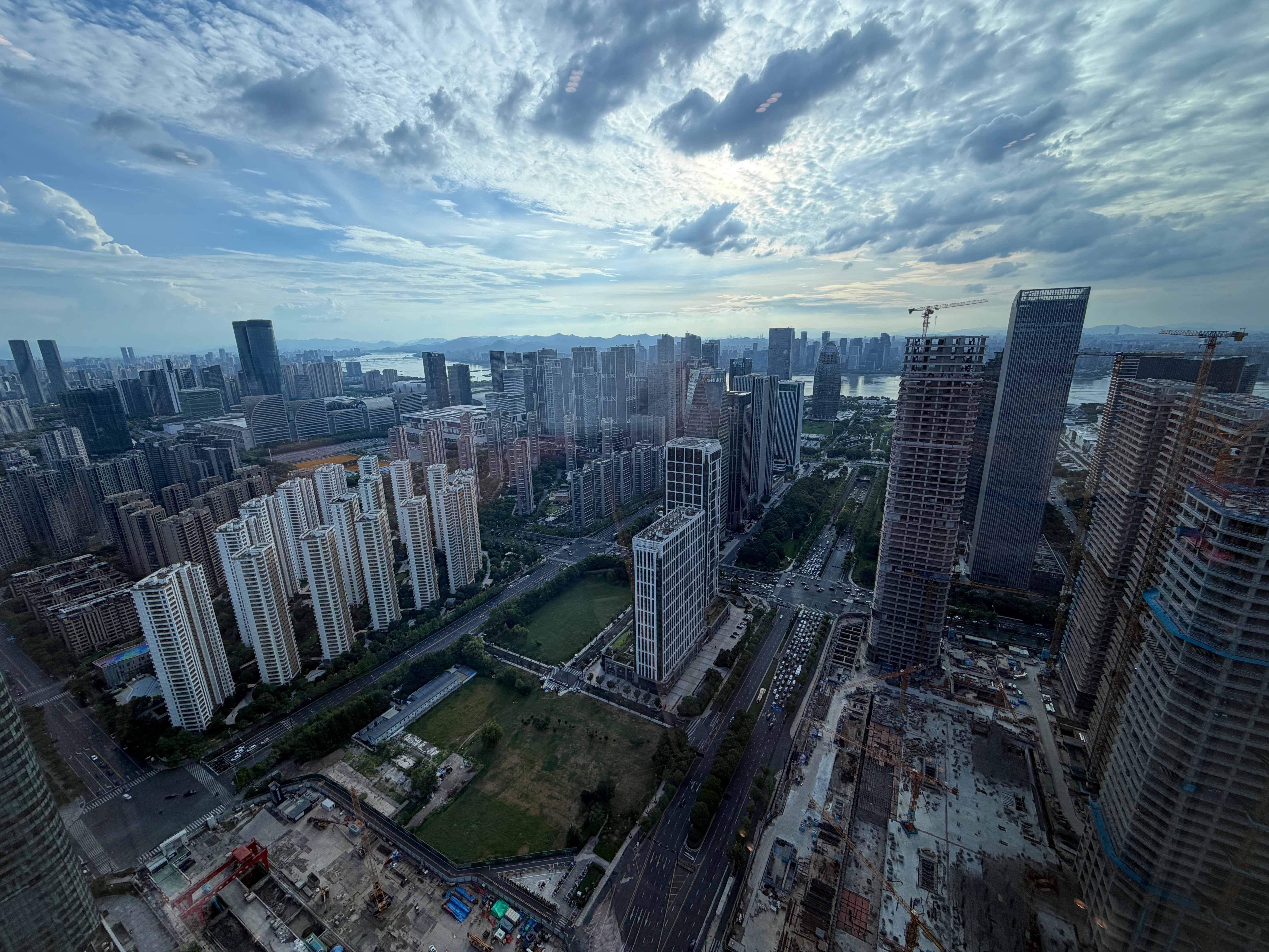 我问了一下豆包，让他展望一下极氪品牌 2026 年的销量。豆包跟我说 极氪年初目