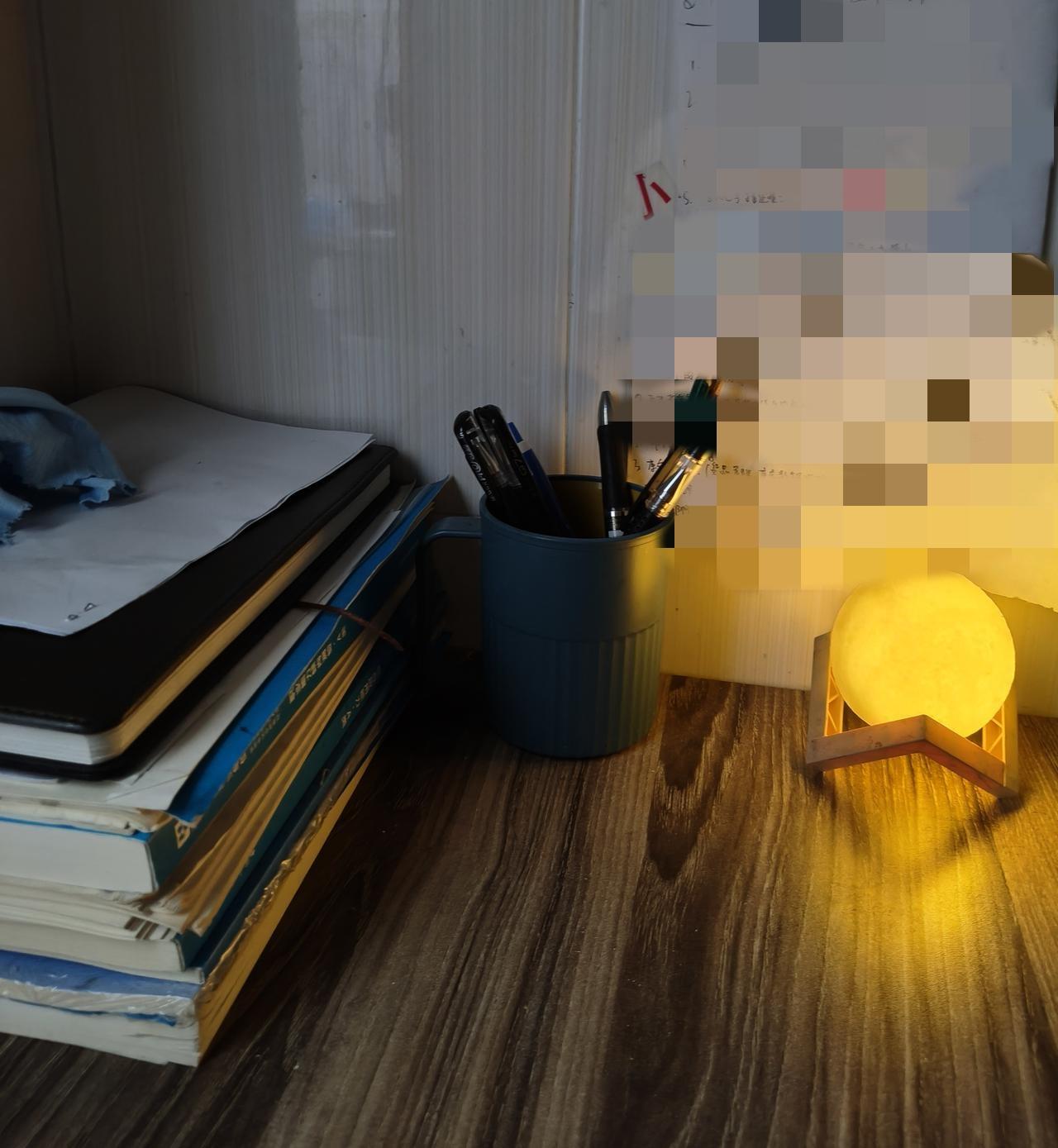 整理一下书桌，把最近看过的书，都放在左手边，