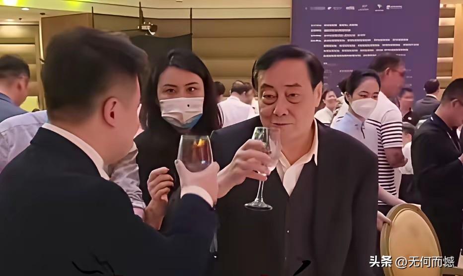 宗庆后和别人喝酒时的画面，显得特别的和蔼可亲，一点架子都没有，表现出一个长者的风
