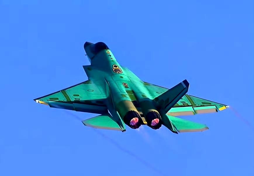 歼-35绿皮机新年首飞，代号“云龙” ​​​