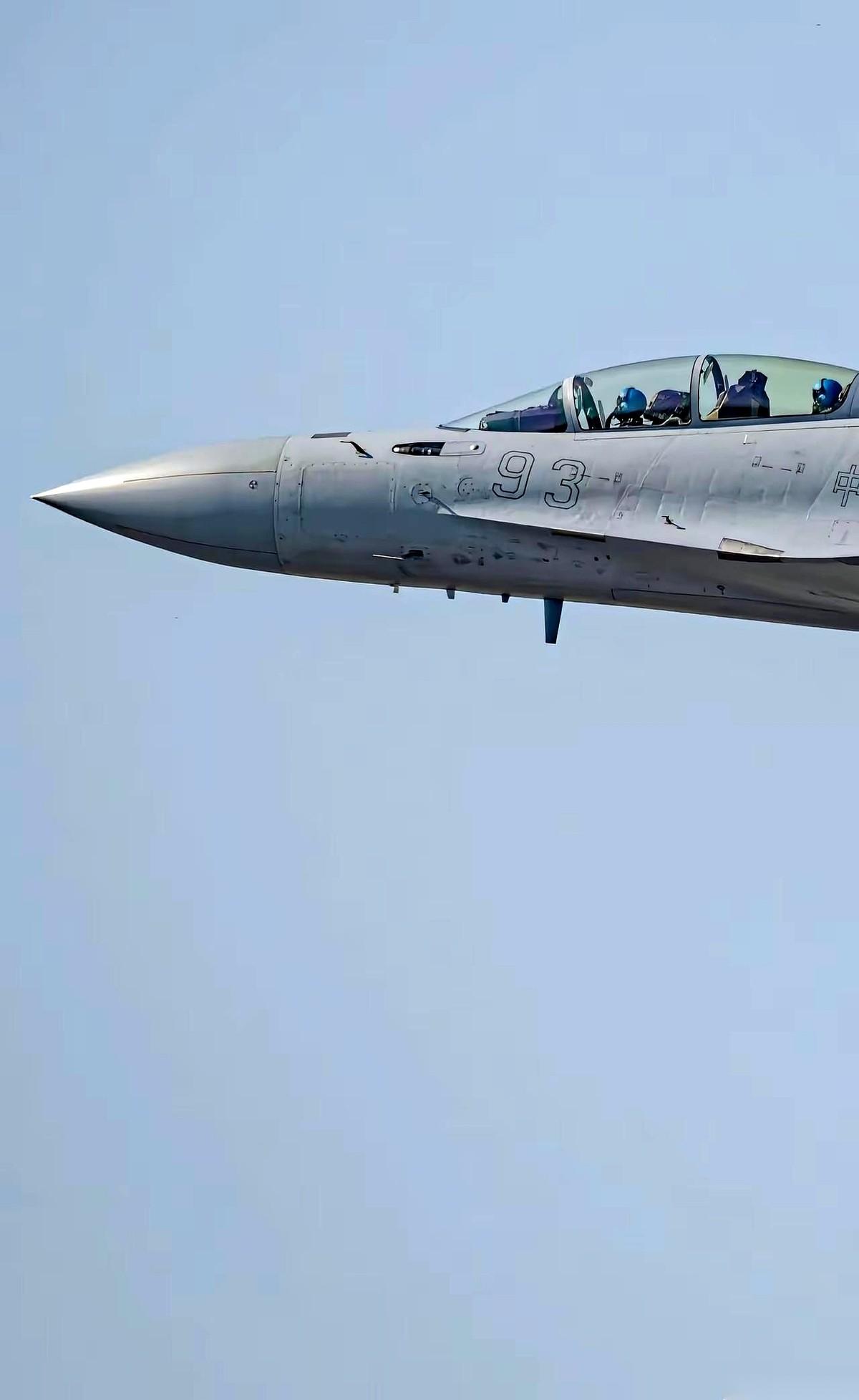 直接把对面的雷达搞成雪花屏。
让飞过来的导弹，在半空中开始怀疑人生，不知道自己该