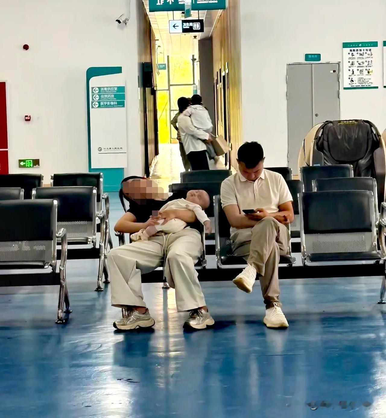 医院候诊区这一幕，戳中了无数新手妈妈的心酸
今天带孩子去医院打疫苗，喧闹的候诊大