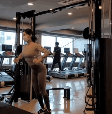 图一：锻炼而已啊，为什么非要搞得这么夸张啊？
图二：小姐姐最后，会发现她肯定后悔