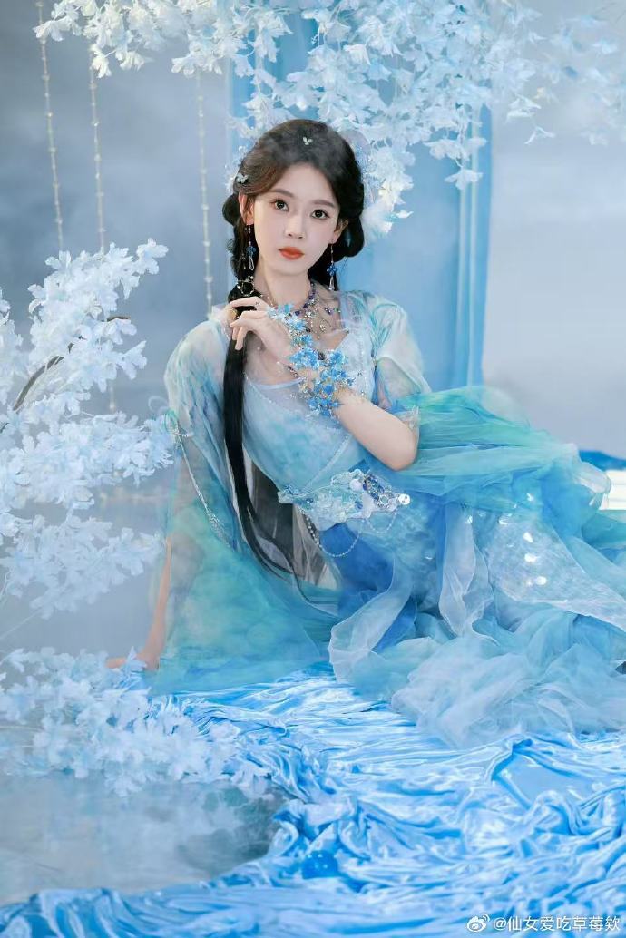 陈瑶惊鸿一面限时皮肤惊鸿一面这个舞台配她这身造型也太搭了，清冷又灵动，光看造型就