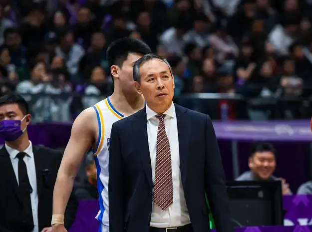 许利民：虽然出现一些漏篮板的问题，但大家把局势控制住了