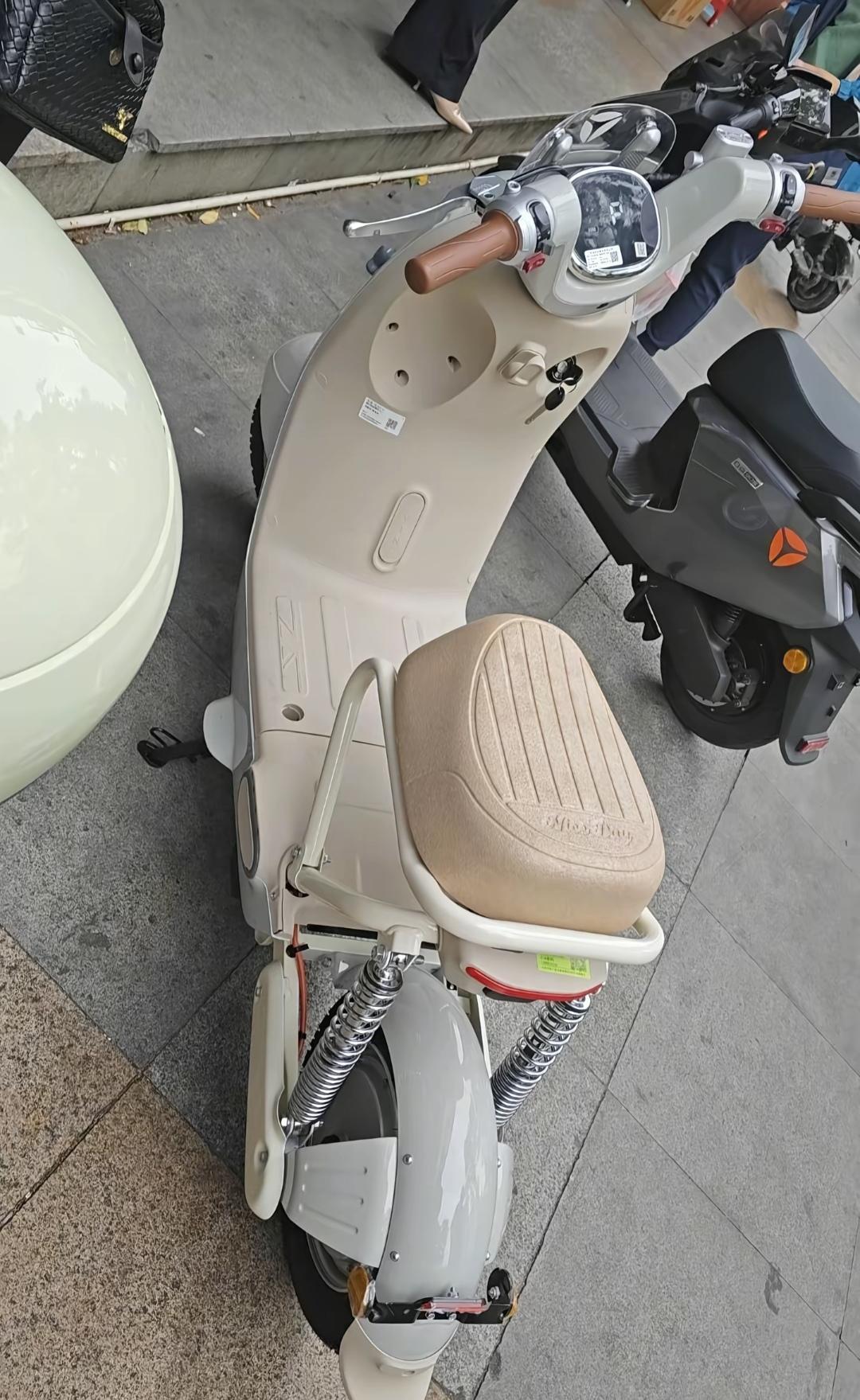 新国标电动车上线第三天
最担心的事情还是发生了
有网友的坐垫被偷了
简直是天塌了