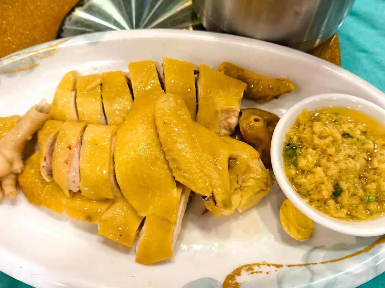早餐的温暖，午餐的满足，晚餐的安详，
一日三餐，勾勒出生活的美好轮廓。