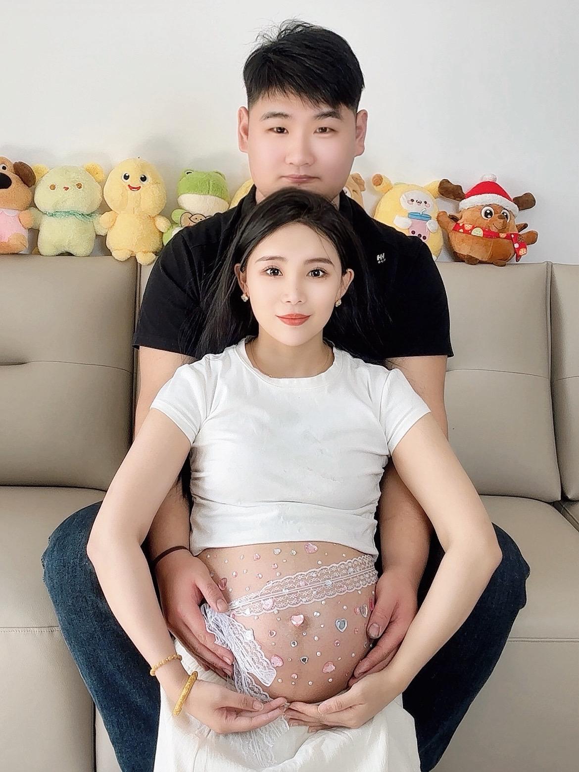 即将成为一家三口，世界又多一个你，而我们又多了一个世界。爸爸爱你，但爸...