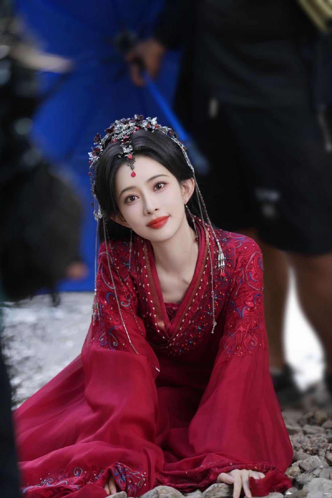 想叫孟子义女王大人 百花杀杀青特辑里的孟子义，每一帧都在诠释“美强飒”！抬眸时那