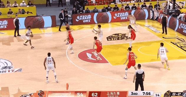 张镇麟这补扣是来拆篮筐的！15+7+4，上海男篮继续保持领先

总决赛G3，上海
