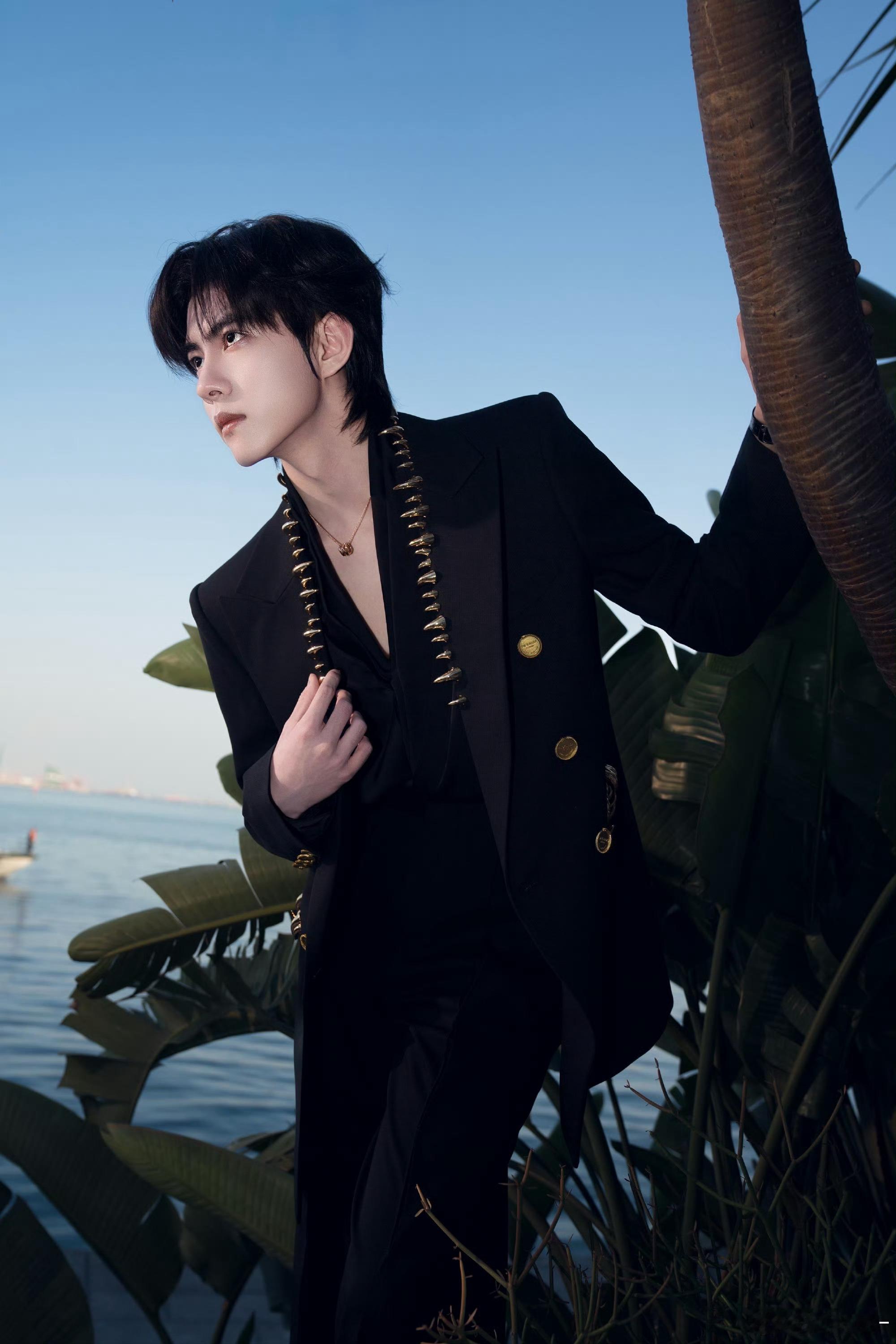 刘轩丞｜首届代言人影响力盛典造型出图，精致剪裁西服套装缀以金属铆钉，优雅与叛逆碰