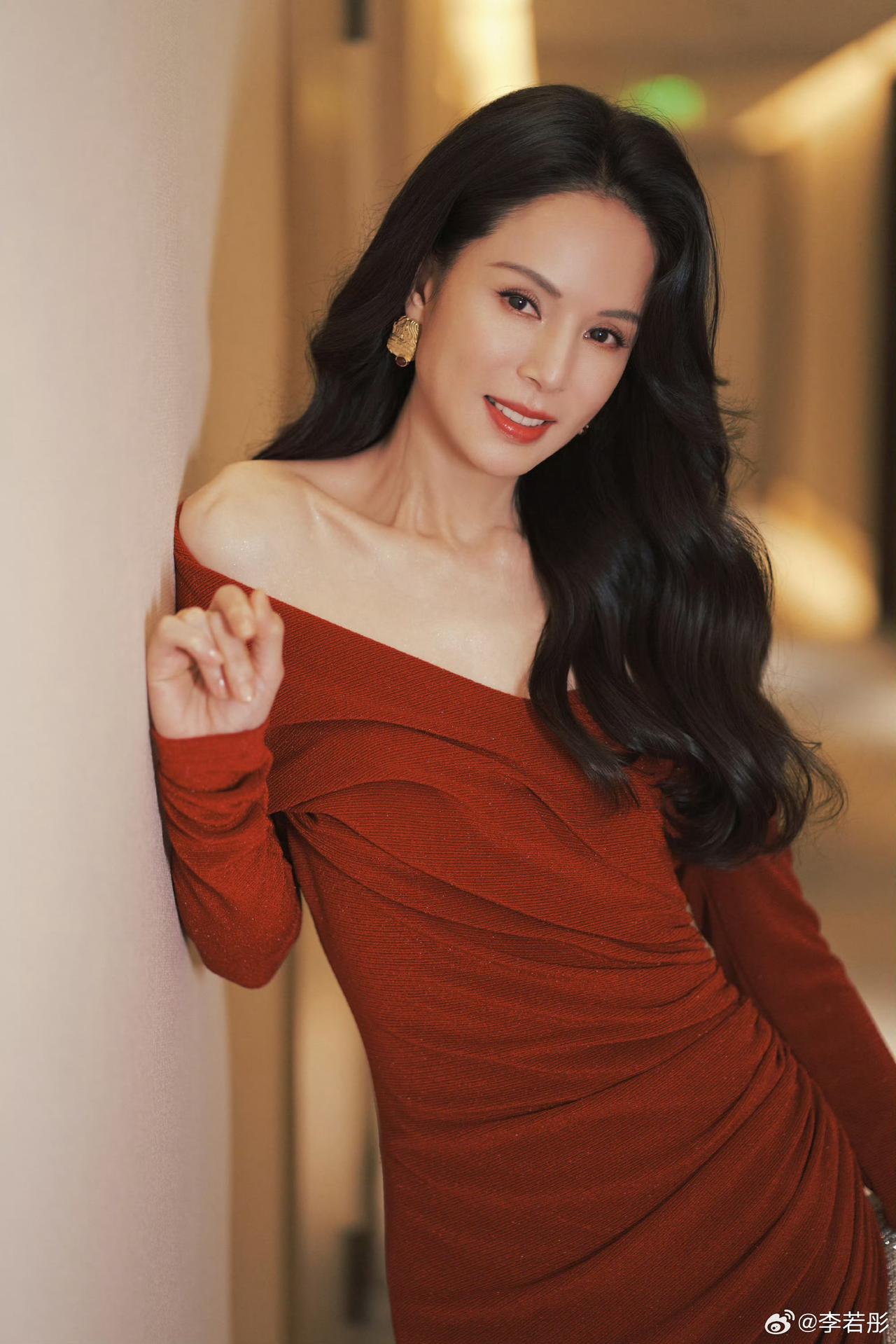 谁能想到啊，
小时候的女神李若彤，
居然也在带货这事翻车了，真的挺意外的。
 