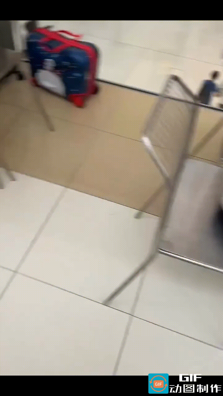 香港国际机场，一家三口正在用餐，他们脚下散落着一大片黑色碎屑，乍一看像是面包屑，