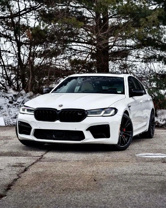 宝马M5雷霆版 - 雪山白！前脸配备了经典的熏黑双肾进气格栅，两侧配备了品牌旗下