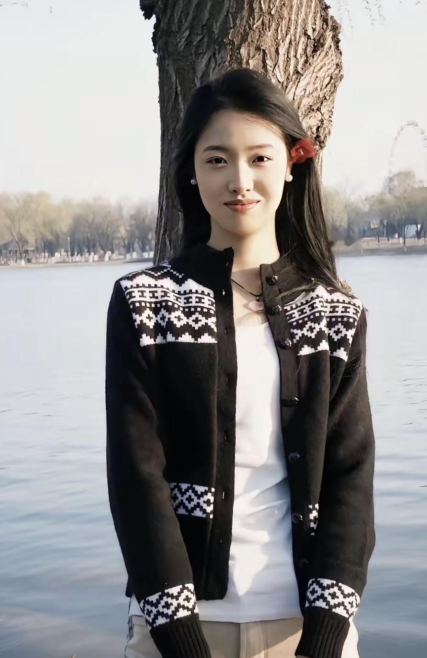 女孩在湖边靠着树