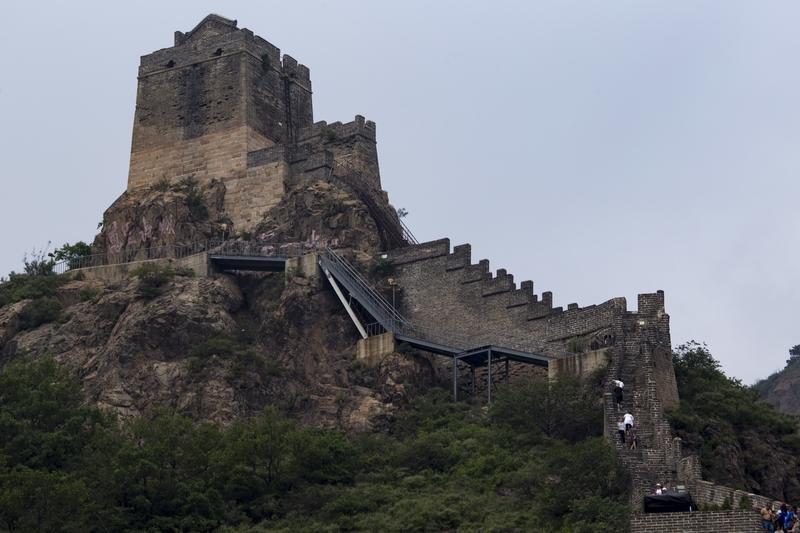 观光车能不能爬上长城，得分情况看。像黄崖关长城，景区在山脉中且范围大，观光车是到
