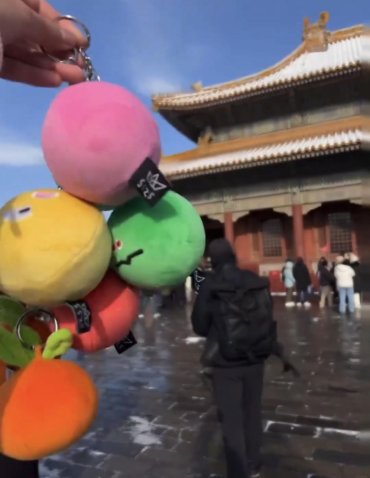 故宫偶遇李现拍照片的还是个wmls，五球全家出游。要我说应该跟李现击个掌，再唱一