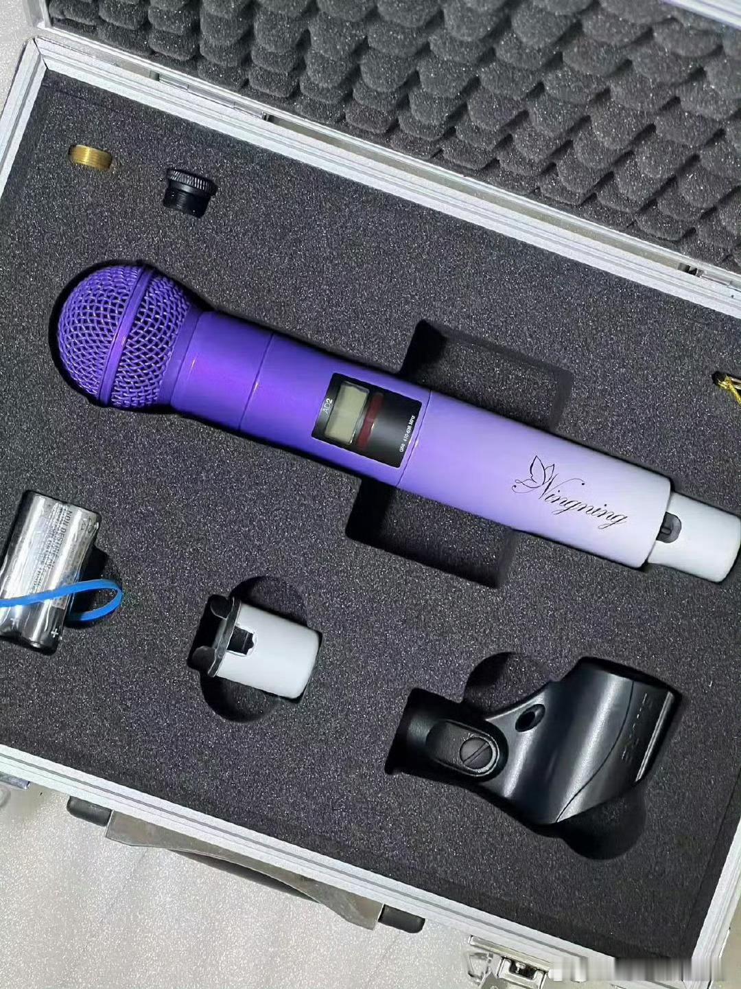 #宁艺卓有自己的手麦了#粉丝好有心意，原来之前一直都没有自己的麦吗？颜色好看还有