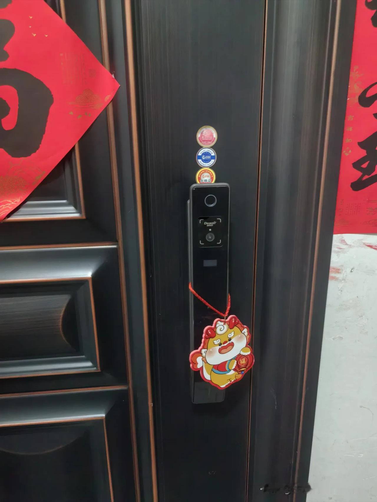 今天回家差点进不到屋，吓出我一身冷汗。

我们家大门安装的是智能密码锁。上午我从