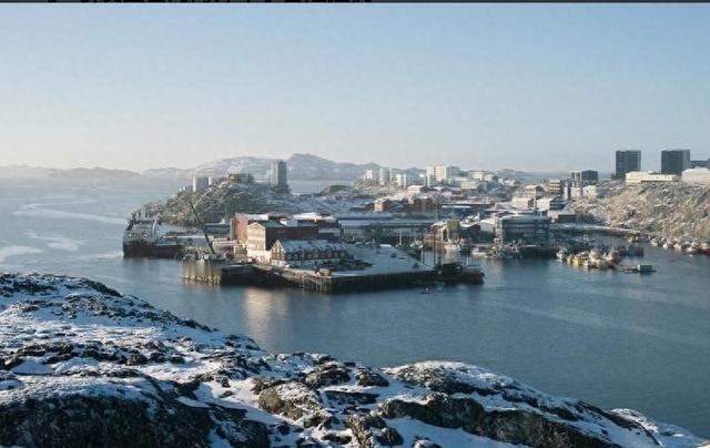 丹麦每年，雷打不动，往格陵兰岛账上打将近43亿人民币。格陵兰岛收到钱，头也不抬：