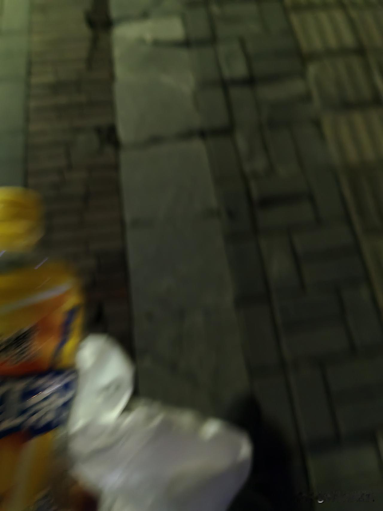 1月5日晚，花2块2买了一瓶康师傅冰红茶，好久没喝了。
喝起来也感觉比夏天喝的时