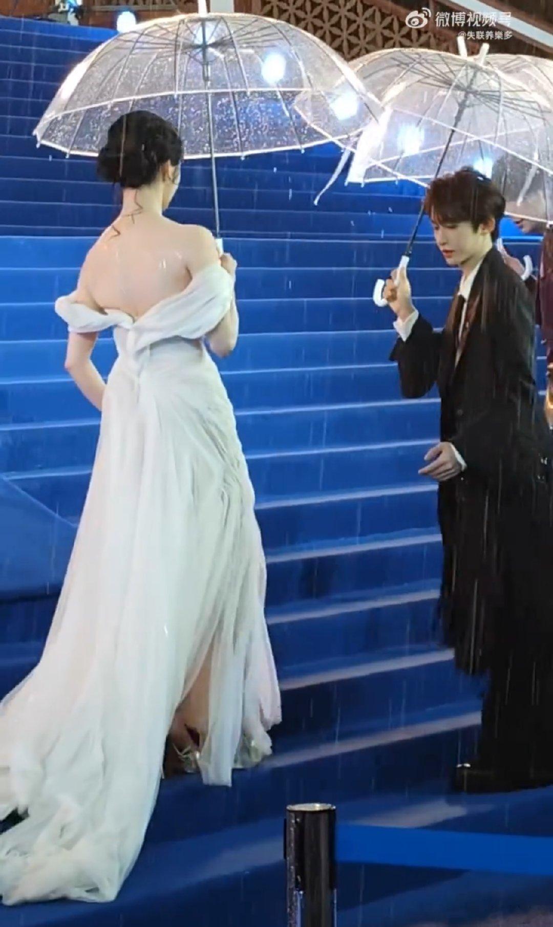 周洁琼后背湿透了 周洁琼北影节走红毯，雨好大后背湿透了…心疼美女北影节红毯北京国