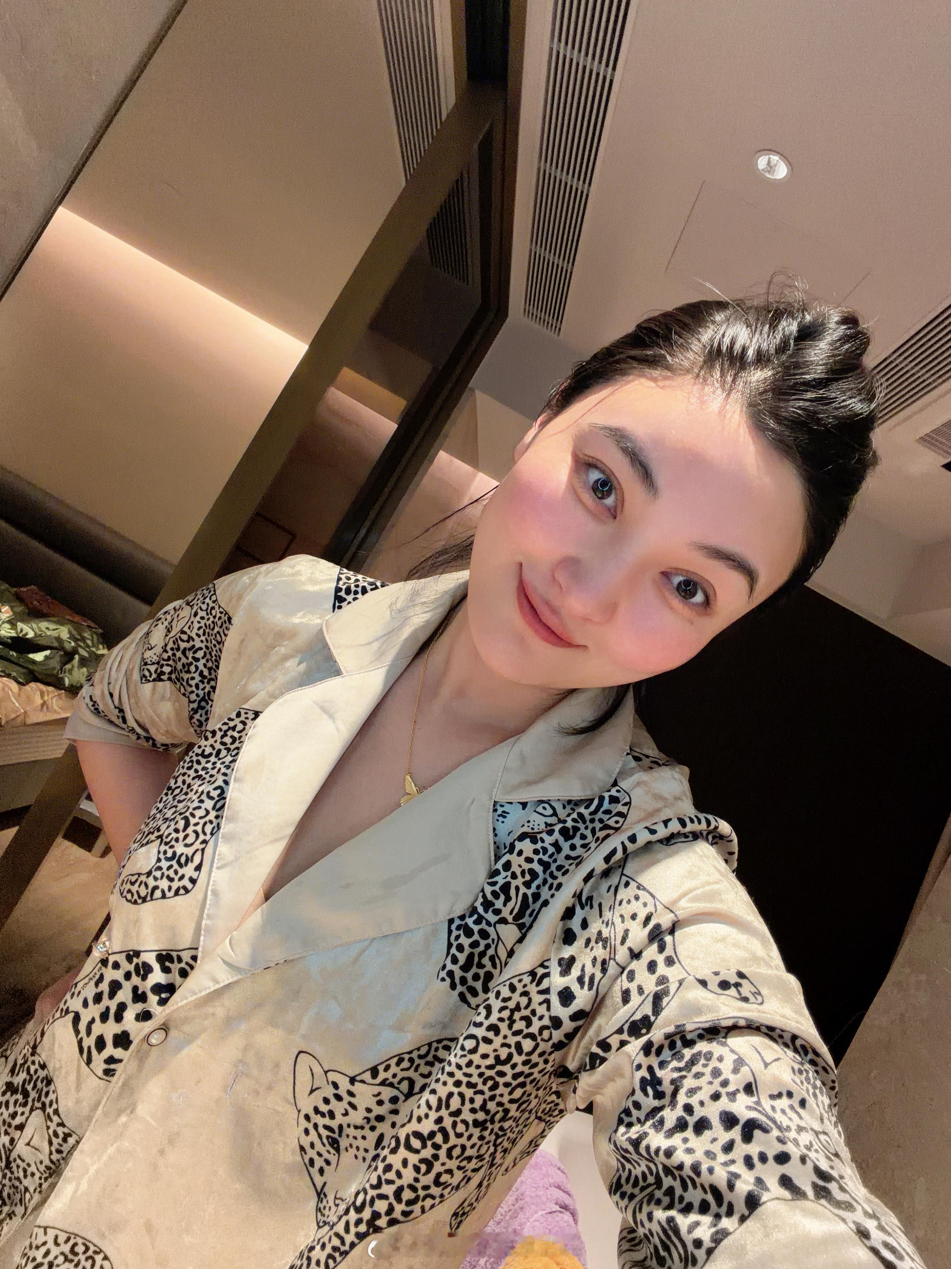 准备睡觉咯 运营小姐姐应该会接着发微博 大家记得打铁领🧧 