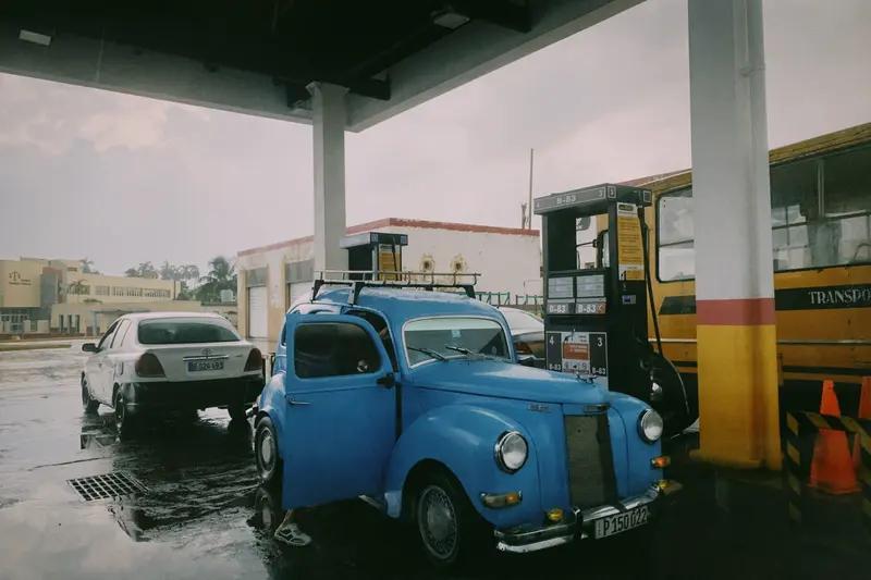 美国对古巴的能源围困太狠了，直接导致古巴燃油短缺，民众出行大受影响。在哈瓦那街头