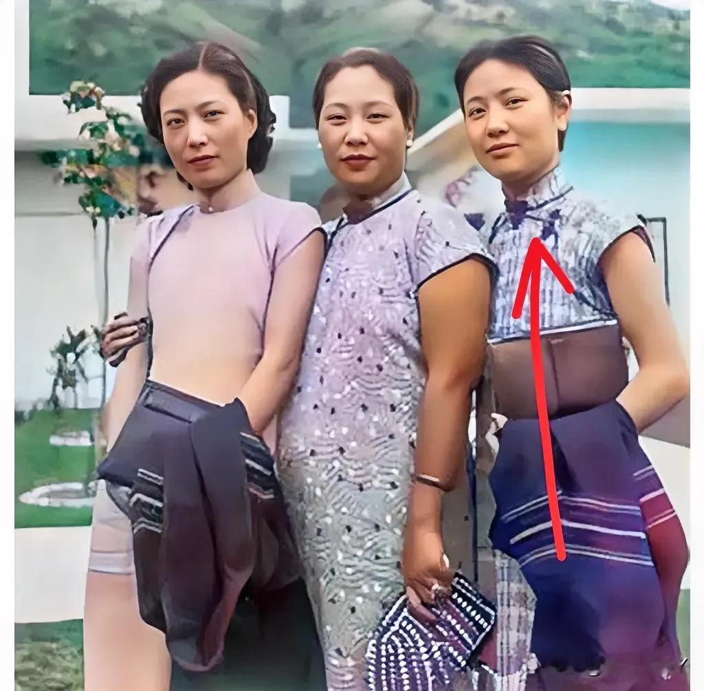 上世纪30年代末，上海，孟小冬与姚玉兰以及一位女子的合影老照片，左边与中间的是孟