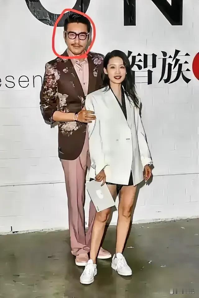 李沁真高啊！站在快2米的胡兵面前毫无压力，而且还穿着平底鞋。她的身高绝对没有水分
