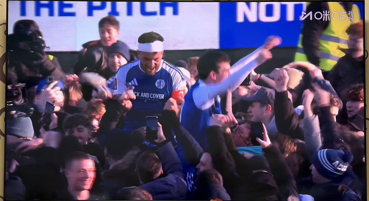 英足总杯爆大冷！
草根球队麦克斯菲尔德2:1淘汰卫冕冠军水晶宫！
上半场第43分