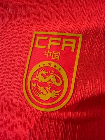 #国足新球衣发布# 国足全新主、客场球衣发布，主场为传统红色配色，客场为黄色。邵