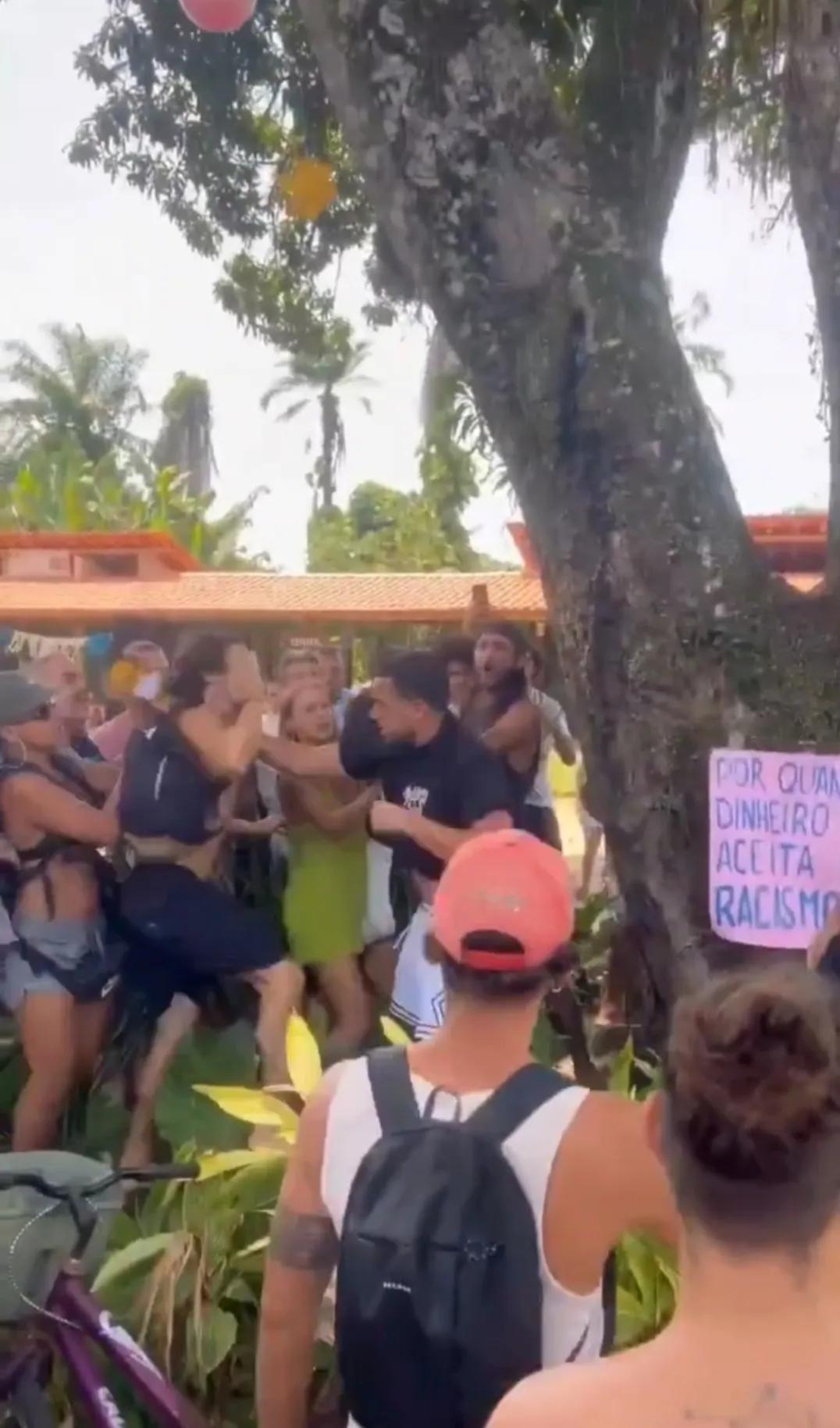 以色列游客巴西海滩袭击女性，民众齐声驱离，警方介入+官方调查双重发力。

数名以