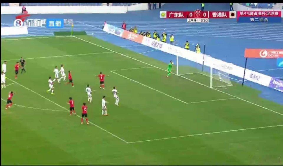 省港杯 第二回合，广东省队易县龙在禁区内被港队劳列斯侵犯，主裁判李海新果断判罚点